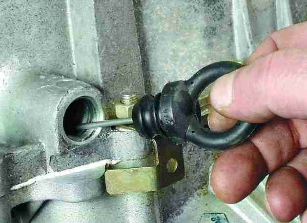 Почему течет и пенится масло на стыке двигателя и АКПП Почему течет и пенится масло на стыке двигателя и АКПП