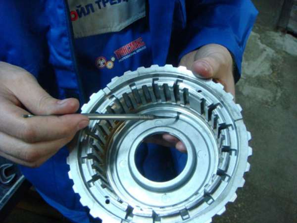 Почему течет и пенится масло на стыке двигателя и АКПП Почему течет и пенится масло на стыке двигателя и АКПП