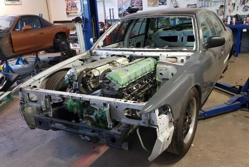 Старый полицейский Ford оснастили танковым двигателем от Cromwell на 2500 сил